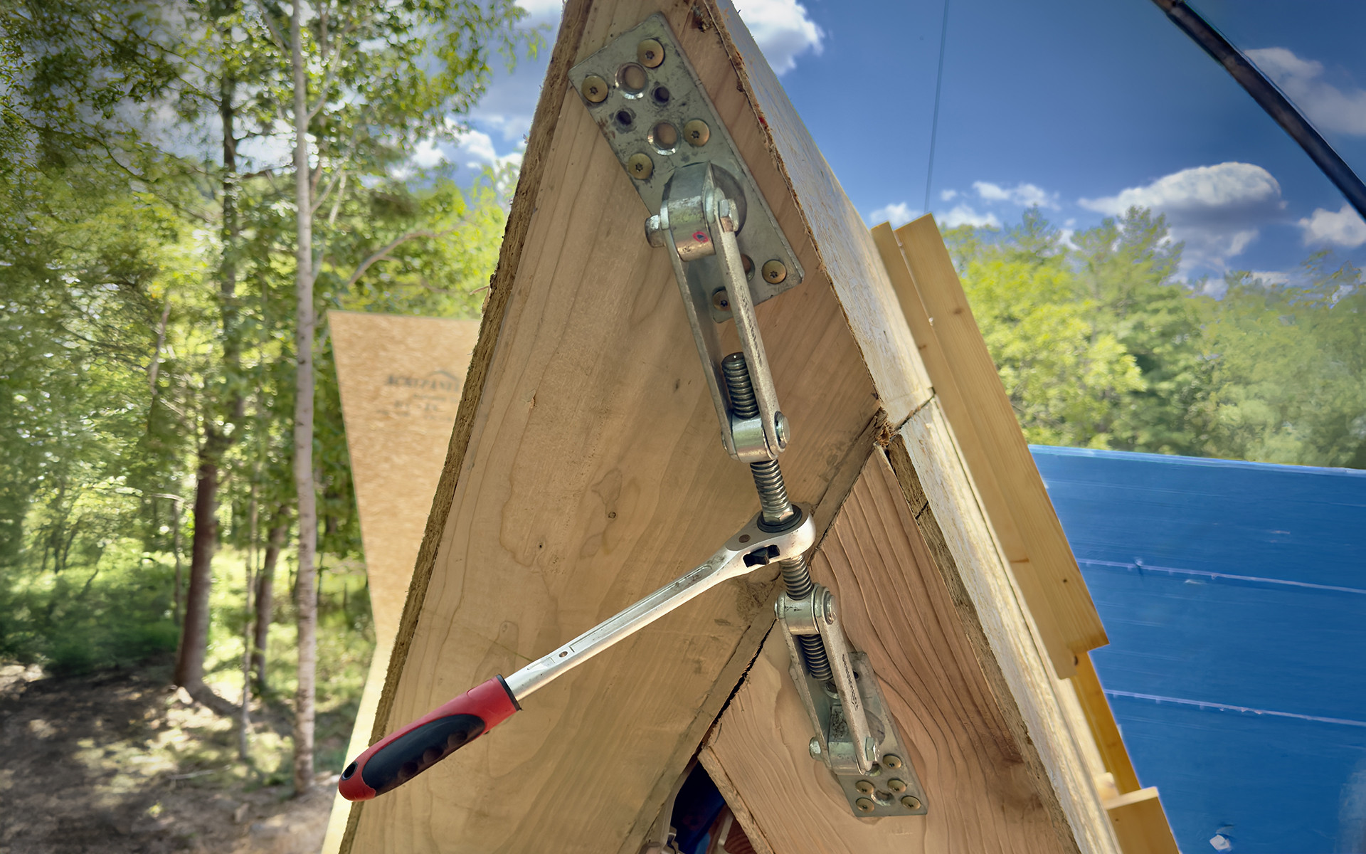 GEKO panel puller used on site for  timber elements alignment in an X-Lam timber building.