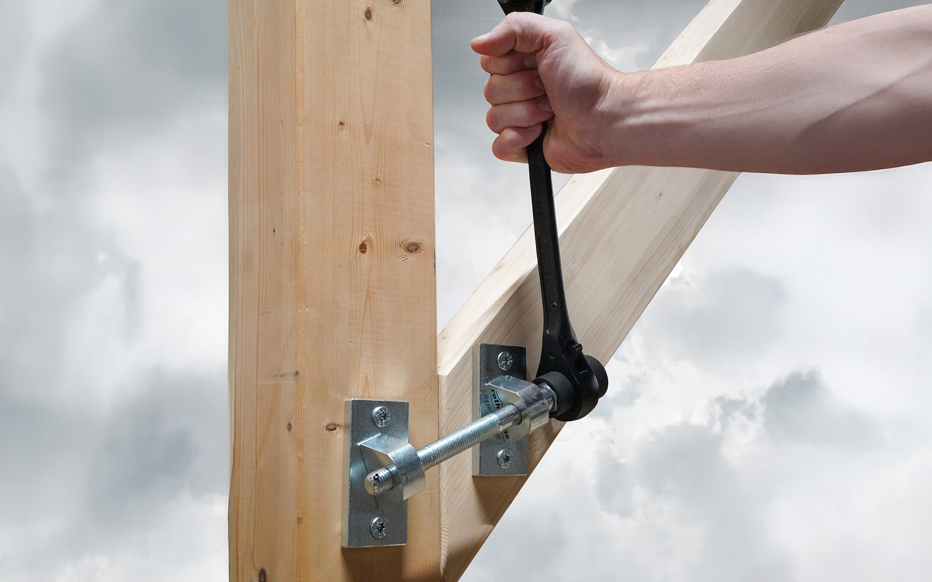 GEKO MINI puller used to align a beam-to-column joint in a timber frame structure