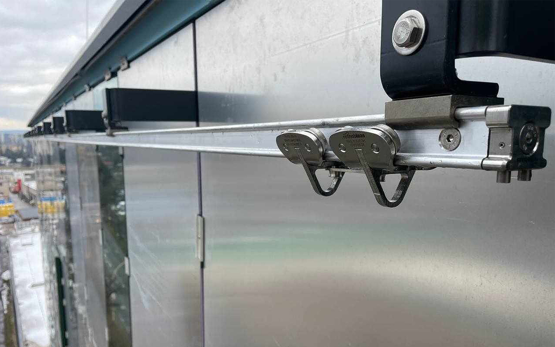 Sistema H-RAIL OVERHEAD per rope access installato sul complesso multifunzionale di Košice 